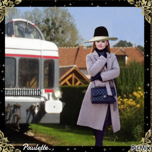 femme élégante attendant son train - Free animated GIF