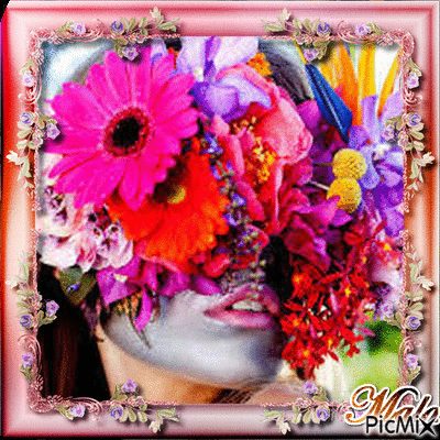 Woman in a floral mask - GIF animé gratuit