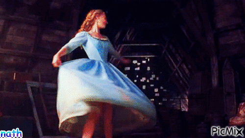 une fille  danse - Free animated GIF