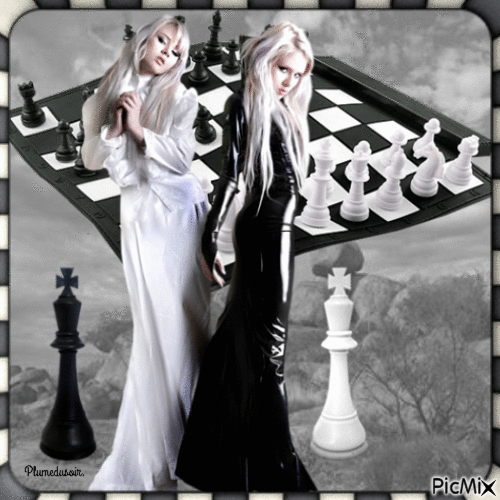 Femme en noir et blanc avec un jeu d'échecs. - GIF animasi gratis