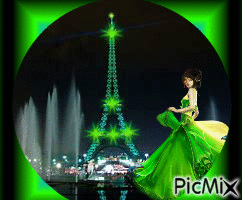 Eiffel Tower In Green Lights! - GIF animasi gratis