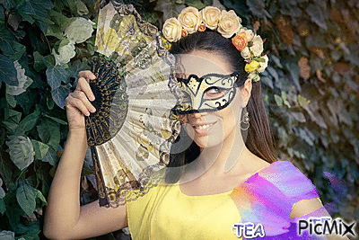 Woman in a floral mask - Gratis geanimeerde GIF