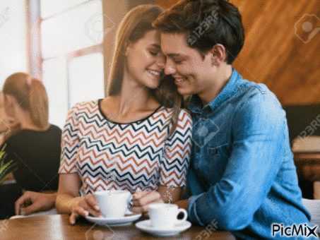Пара пьет кофе на улице. Пить кофе в машине романтика. Мужчина и женщина пьют кофе и целуются. Пара сидит в кафе.