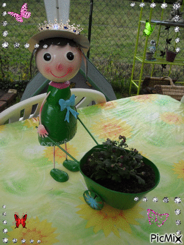 Ma poupée de jardin - Animovaný GIF zadarmo