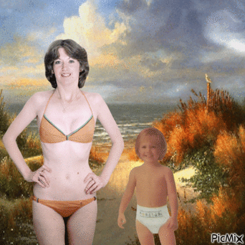 Mom and baby at beach - GIF เคลื่อนไหวฟรี