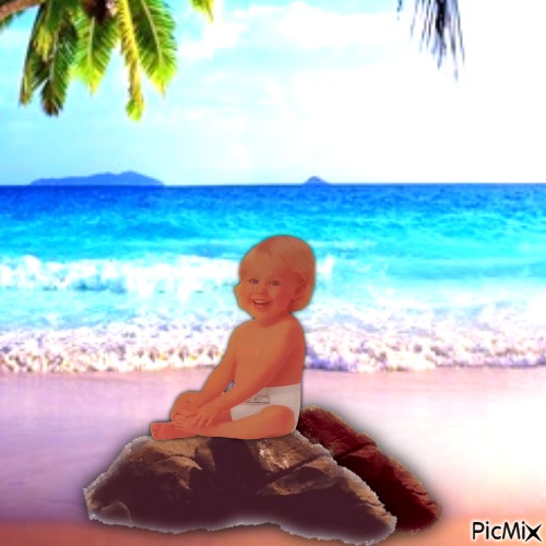 Baby at beach - kostenlos png