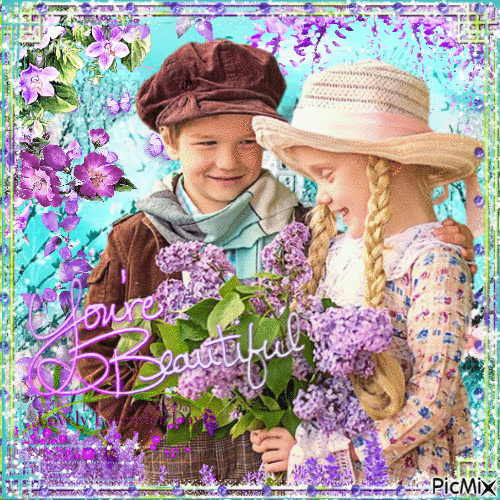 Spring little couple among purple flowers - GIF animé gratuit