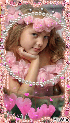 Bel enfant avec une belle couronne de fleur - GIF animé gratuit