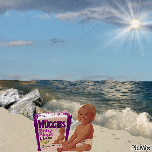 Baby at beach - GIF animate gratis