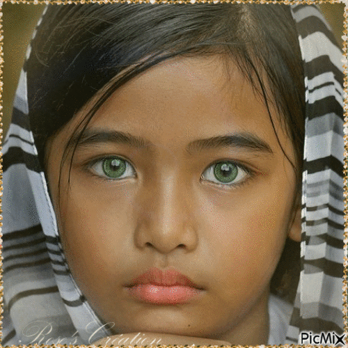 Concours : Portrait d'une fillette aux yeux verts - Бесплатный анимированный гифка