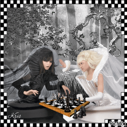 Filles en noir et blanc avec un jeu d'échecs - Ingyenes animált GIF