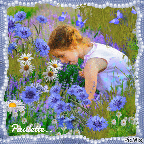 petite fille et fleurs bleues