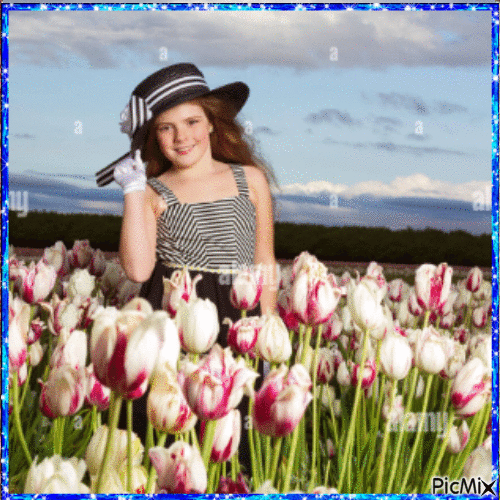 Fille avec un chapeau parmi les fleurs - GIF animé gratuit
