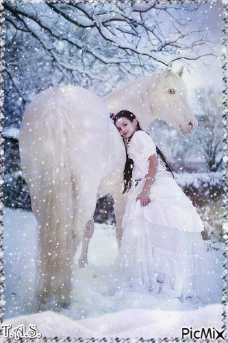 Woman wearing white in the snow - Gratis geanimeerde GIF