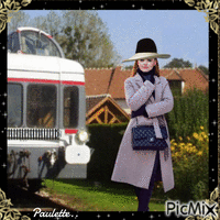 femme élégante attendant son train - GIF animé gratuit