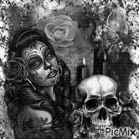 Belle femme gothique avec un tatouage et un crâne .