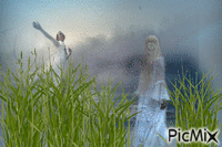 femme sur la plage en plein orage - Free animated GIF