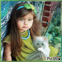 Portrait d'une petite fille aux yeux verts