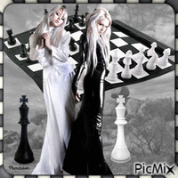 Femme en noir et blanc avec un jeu d'échecs. animoitu GIF