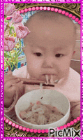 Bébé qui mange avec appétit
