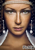 Woman with her Pearls - Gratis animerad GIF