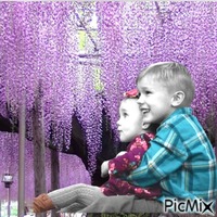 Jeune couple au Printemps avec Fleurs violettes