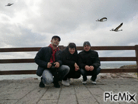 tre ragazzi immaginari GIF animasi