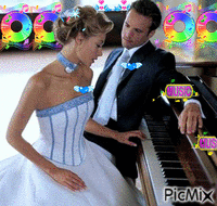 A zongoránál szerelmes pár. - GIF animado gratis