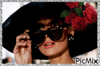woman with sunglasses animovaný GIF