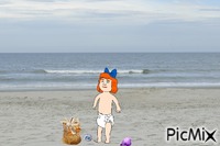 Baby with shells GIF animata