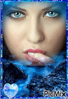 Portrait de femme tout en bleu