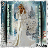 Mujer con vestido largo en la nieve