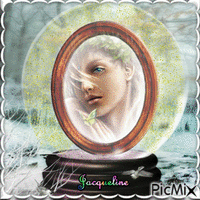 visage de femme dans un beau médaillon animovaný GIF