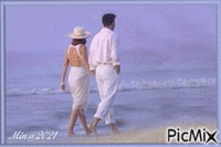 Min@ couple på strandpromenad---couple on beach walk geanimeerde GIF