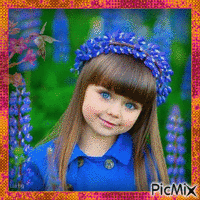 Belle fille et fleurs bleues !!!!! - Бесплатный анимированный гифка
