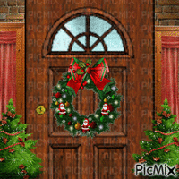 Couronne de Noël sur une porte.