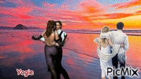 couple sur bord de la mer - GIF animasi gratis