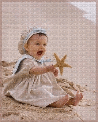 bébé avec une étoile de mer - Darmowy animowany GIF