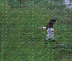 girl running thru grass into pond - GIF animado gratis