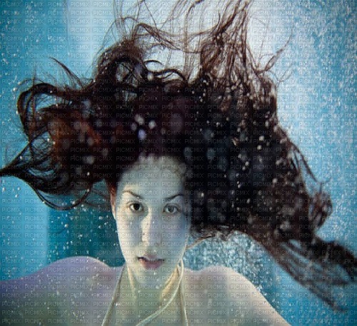 Woman submerged - 無料png
