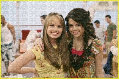 Debby Ryan et Selena Gomez - besplatni png