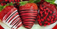 fraises enrobées de chocolat avec des vermicelles de bonbons la Saint-Valentin