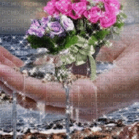 HAND WITH WATER AND ROSES - GIF animé gratuit