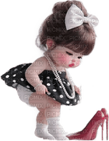 A girl putting mommy shoes - png gratis