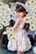 girl with daisies - GIF animado grátis